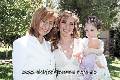 Tres generaciones : Leny Lambros de Gibert, Leny Gibert de Collier de la Marliere y Camille Collier de la Marliere Gibert.