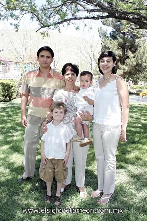 Gustavo González, Irma Subealdea, Sofía Flores Subealdea, Román y Hernán González.