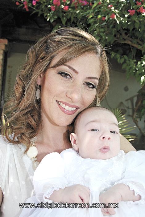 BAUTIZAN A SU HERMOSO HIJO
Leny Gibert de Collier de la Marliere con su hijo Christian.