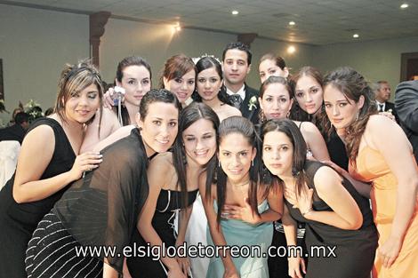 Los novios acompañados de las amigas de la novia.