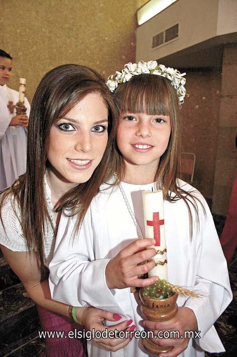 Valeria Villarreal junto a su madrina Anavilly Estrada.