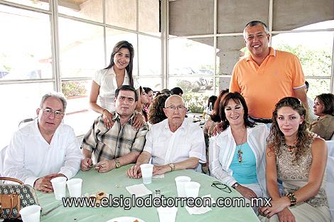 Stefi Mora, Liliana Muñoz, Manuel González, Billy Siller, el excelentísimo señor Obispo José Guadalupe Galván, Verónica de Siller y Antonio P. González.