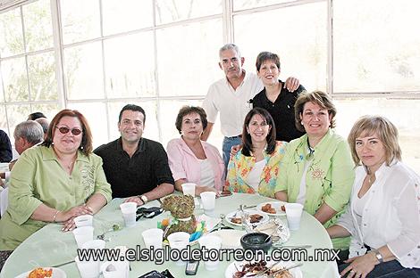 Lucía González, Fernando Dueñes, Ángeles Arellano, Laura González, Chelo González, Gabriela Salas, Gerardo y Martha González.