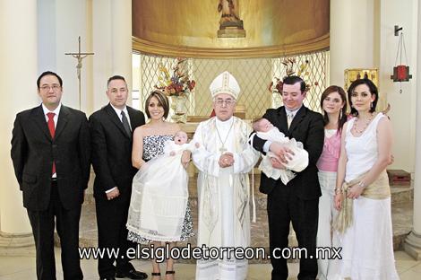 DOBLE BAUTIZO
Los cuates Diego y Ana Sofía junto a sus padres Raymundo Ceja y Cecilia Morales de Ceja, sus padrinos Javier González, Mayra C. de González, Juan José Morales y Mónica Morales y el excelentísimo señor Obispo José Guadalupe Galván.