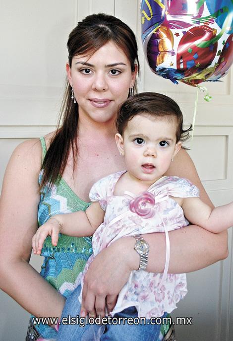 Silvia Dávila González con su sobrina María José De Cayón Dávila.