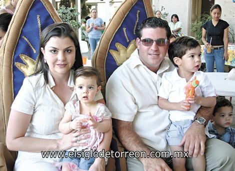 ¡MUCHAS FELICIDADES
Mayra Dávila de De Cayón e Israel De Cayón Zamarrón con sus hijos María José y Diego De Cayón Dávila.