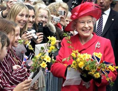 Acompañada por su esposo, el duque de Edimburgo, la Reina escuchó el feliz cumpleaños que tocó una banda de la Guardia Irlandesa frente al edificio real, la residencia favorita de Isabel II.