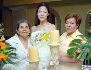 23042006 
Maricela Rosales Ullosa junto a su mamá, Juan María Ulloa Cázares y su suegra, Lilia Álvarez García, quienes le ofrecieron una despedida de soltera.