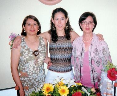 23042006 
Miriam Soraida Cuéllar Flores acompañada de Guadalupe Flores Cuéllar y María Elma Hinojosa de Salinas, en su despedida de soltera.