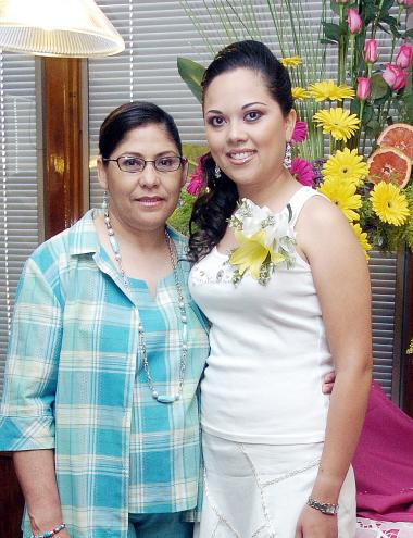 27042006
Rocío de la Rosa Pérez acompañada por su futura suegra María Esther Rivas, quien le organizó una fiesta de despedida de soltera.