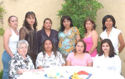 03052006_w_Por el próximo nacimeinto de su bebé, Ivonne Hernández de Treviño disfrutó de una fiesta de canastilla acompañada por un grupo de amigas y familiares.jpg