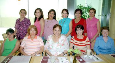 04052006
María Elena Santelices, acompañada por un grupo de amigas y familiares, quienes le ofrecieron un convivio con motivo de su cumpleaños