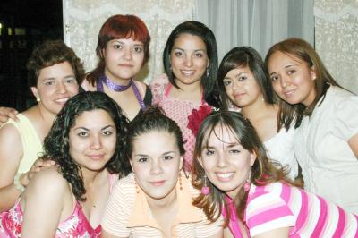 05052006 

Bárbara Priscila Espinosa Rodríguez acompañada de amigas en su fiesta de despedida de soltera.