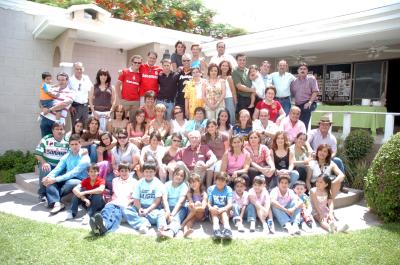 06052006 
Miembros de la familia Bracho se reunieron por primera vez