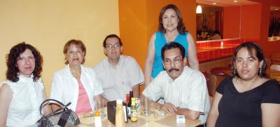 07062006 
Elizabeth de Macías, Eunice de Cortés, Margarita Gutiérrez de villarreal, Moisés Cortés y Érika Cortés.