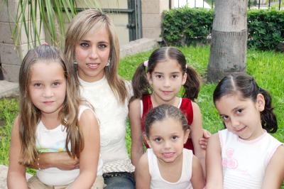 07062006 
Emma de Sifuentes, Ángela de la Parra Estrella, Paula Lechuga González, Ángela Quintero y Ana Victoria Soto, en reciente festejo.