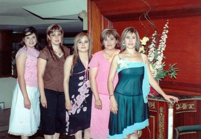 07062006
Gabriela Rodríguez Zapían acompañada por Mary de la Peña, Brenda Huerta, Vero de Huerta y Lizeth de Huerta, quienes le organizaron una fiesta de despedida de soltera.