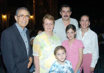 07062006
Julio Pérez, Cristha de Pérez, Cristian del Hoyo, Mauricio del Hoyo, Ana Isabel Pérez y José Paulo del Hoyo.