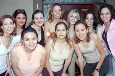 07052006 
Con motivo de su cercano enlace matrimonial, Luz Elena Ramos disfrutó de una fiesta de despedida acompañada por un grupo de amigas.