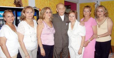 07052006 
Con motivo de su cumpleaños, el señor Rodolfo Zubiría Medina disfrutó de un agradable convivio.