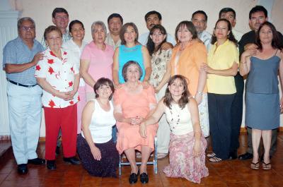 07052006 
Doña Inés Burciaga Madinaveitia, durante el alegre convivio acompañada por sus hijos políticos.