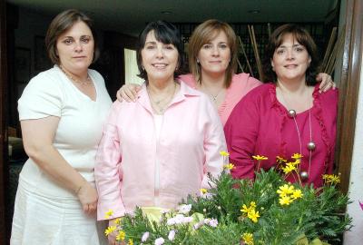 09052006 
Señora Nina Díaz Rivera de Eraña acompañada por sus hijas Cecilia Eraña, Laura y Nina, organizadoras de su festejo.