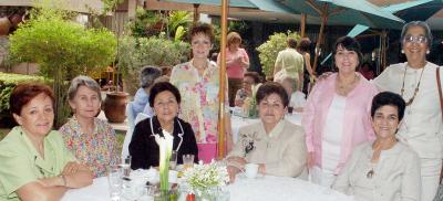 09052006 
Gaby, Conchita, Guille, Tere, Eloísa, Amparo, Rosy y Marilú junto a su amiga Niña de Eraña.