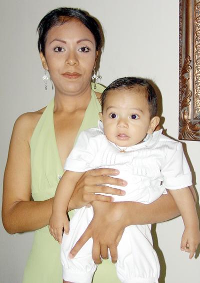 10052006 
 Alejandra Sánchez y su hijo Víctor Alejandro Pineda Sánchez