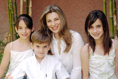 10052006 
Astrid Martínez de Algara junto a sus hijos Astrid, Isabela y José Manuel Algara Martínez.