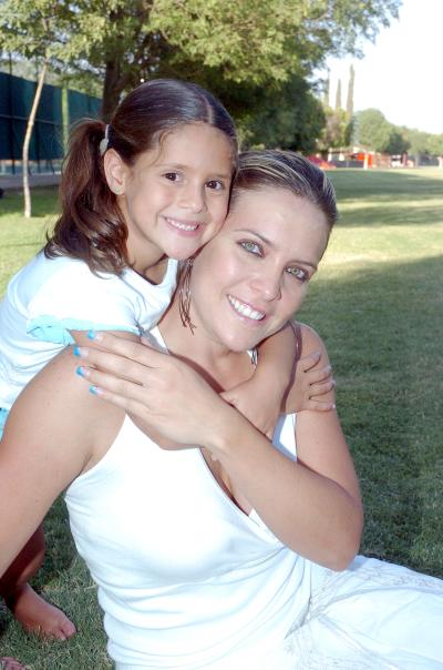 10052006
Laura Urrea de González junto a su hija Alexia.