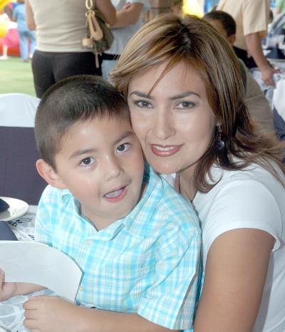 10052006 
Luly Cueva de Arias, con su hijo Óscar Arias Cuevas.