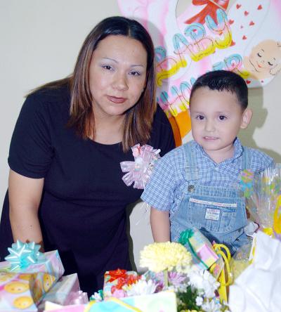 10052006 
Sara Cuéllar de Rodríguez acompañada por su pequeño hijo, en la fiesta de regalos que le ofrecieron por el próximo nacimiento de su segundo hijo.