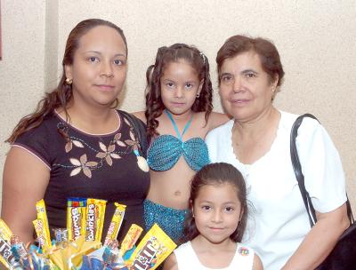 12052006 
Karla A. Acevedo, Laura Díaz de Acevedo, Velia Fernández e Irma Castañeda.