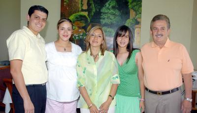 12052006 
La señora Luz del Carmen del Río MurgUía fue agasajada por Rodolfo Castellanos y sus hijos Mary Carmen y Rodolfo Castellanos y Marcela Perea de Castellanos.