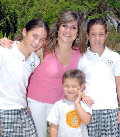 12052006 
Lorena de Vargas con sus hijos Lorena, Sofía y Alfonso.