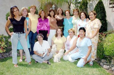 13052006  Un grupo de natación del Club San Isidro festejó el Día de las Madres