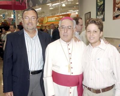 14052006 
Gerardo Martín, Sr. Obispo de Torreón José Guadalupe Galván Galindo y Daniel Martín.