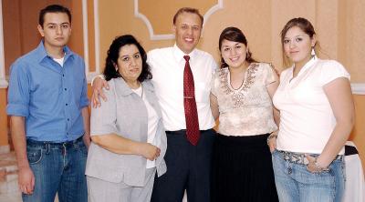 14052006 
Ramón José Héctor García Gutiérrez festejó su cumpleaños, en un convivio que le ofrecieron Araceli Rodríguez, Adriana, Brenda y José Héctor García.