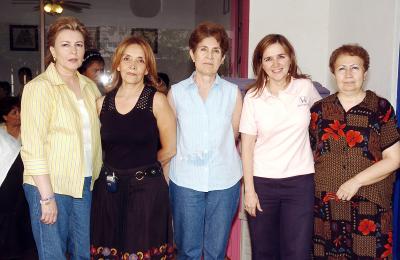 14052006 
Sofía Baille, Lupis Flores, Norma Franch, Cecy de Murra y Tulina Ríos, miembros del patronato de Casa Feliz.