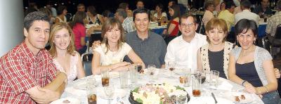 14052006 

Carlos Gallardo, Griselda de León, Jorge y Claudia Ramírez, Pedro Martínez y Gaby Acosta.