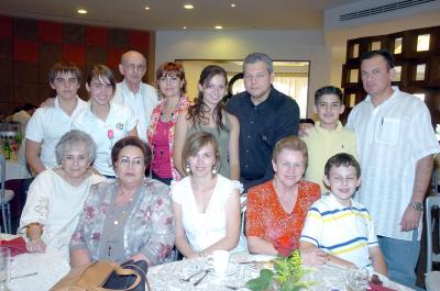 14052006
Delia, Carmen, Tony, Frida, Ernesto, Carmen, Pilar, Raúl, Tony Sosa, Ernesto y Fernando Sosa.