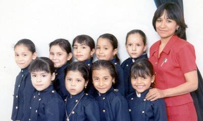 14052006 
Rosa María Aguirre Ramírez acompañada por un grupo de alumnos, ella actualmente se encuentra celebrando 20 años de servicio.