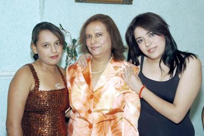 15052006 
Con motivo de su cumpleaños, la señora María Guadalupe Arenas Alvarado fue festejada con una reunión, por sus hijas Guadalupe Jimena y Karla Paola Márquez.