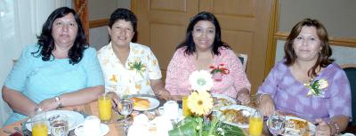 15052006 
Lourdes Estrada, Guadalupe Medina, Rosario Torres y Lupita Luna, en un festejo con motivo del Día de Maestro.