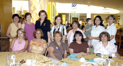 16052006 
Maestras del jardín de niños Benito Juárez, en compañia de su supervisora Rosa María