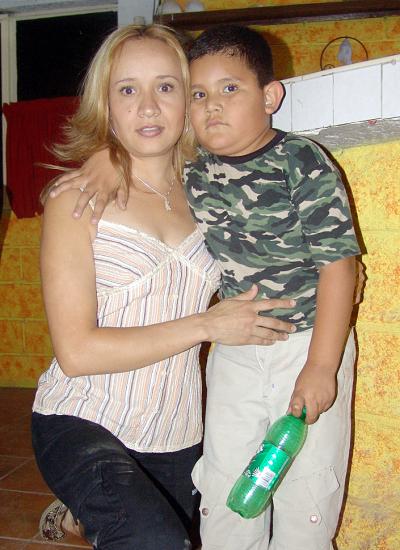 17052006 
Paola Sánchez y Miguelito Sánchez.