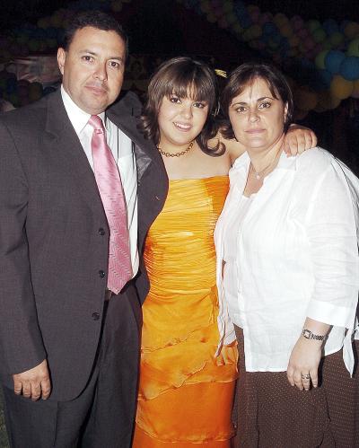 18052006 
Lucía junto a sus papás Francisco Moncholi Valadez y Cecilia Eraña de Moncholi.