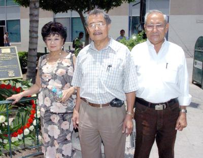 18052006 
Sergio, Socorro y Manuel Lee Soriano, el último de ellos presidente de la Unión Fraternal China de La Laguna.