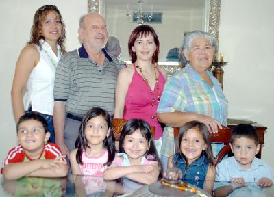 18052006 
Susy Rodríguez de Fregoso acompañada de sus familiares, en el festejo que le ofrecieron con motivo de su cumpleaños.