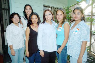 20052006 
 Laura del Carmen Soto Sosa acompañada por un grupo de amigas en la reunión de canastilla en su honor.